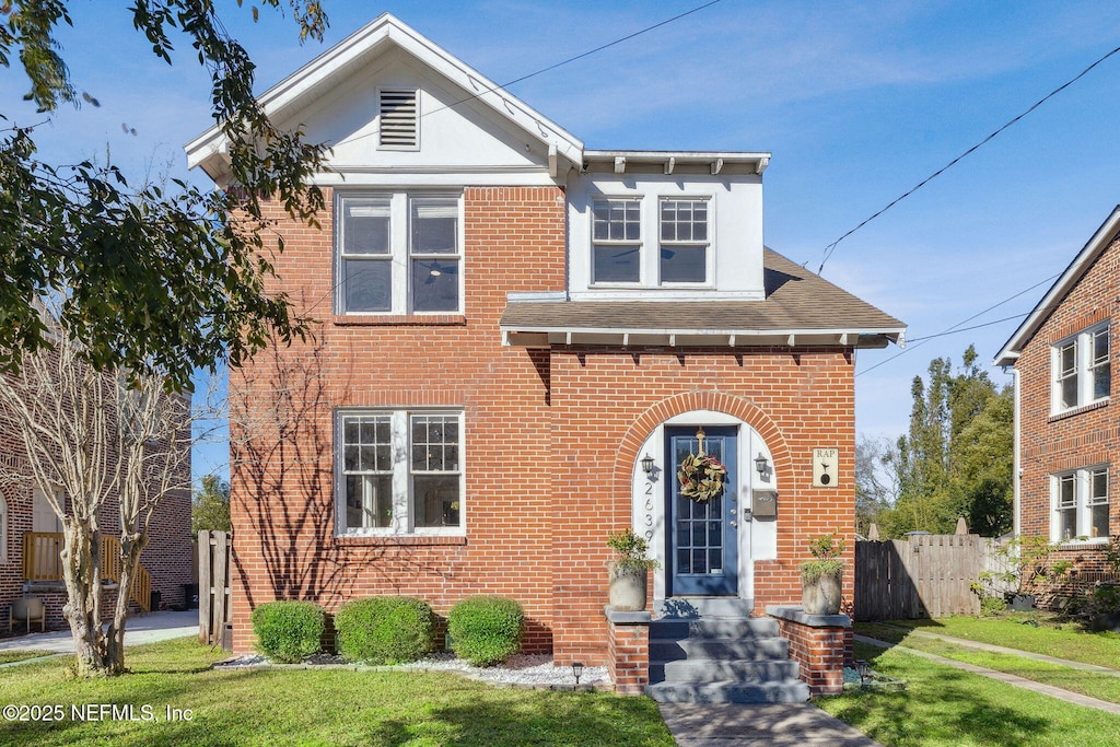 view of front of house featuring a front lawn