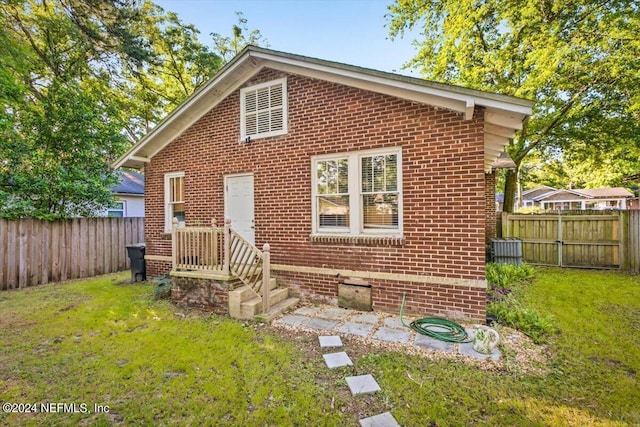 view of front facade featuring a front lawn