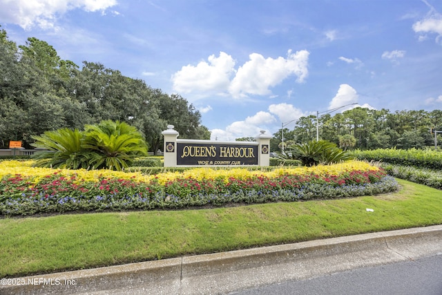 community sign featuring a yard