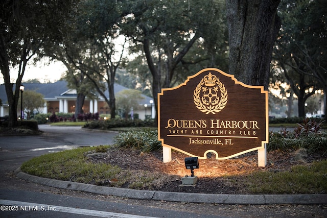 view of community / neighborhood sign