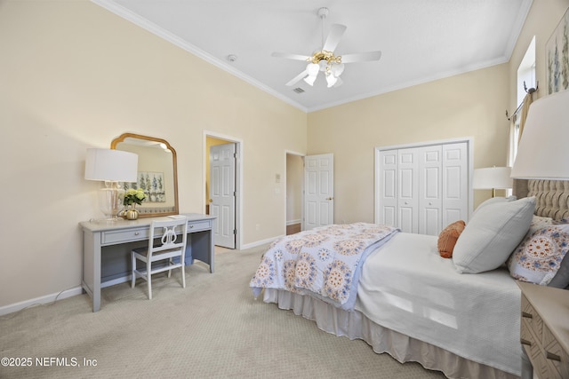 carpeted bedroom featuring ceiling fan, crown molding, and a closet