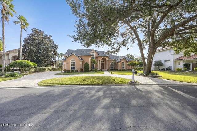 view of front of property featuring a front yard