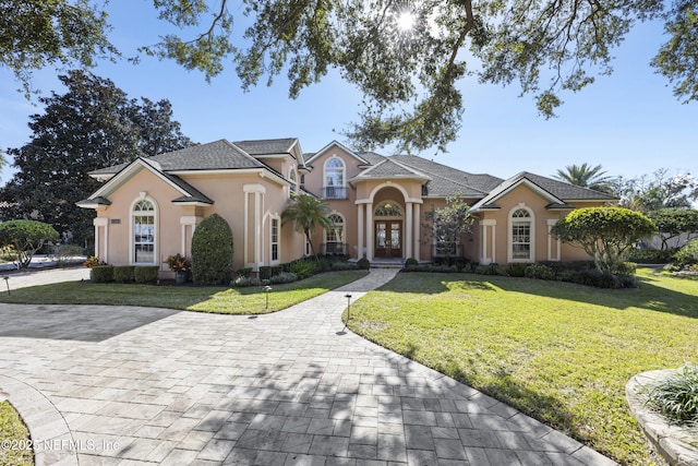 view of front facade featuring a front lawn