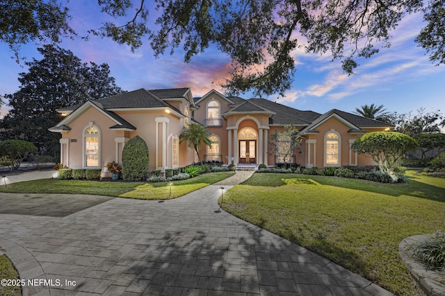 view of front of property featuring a yard