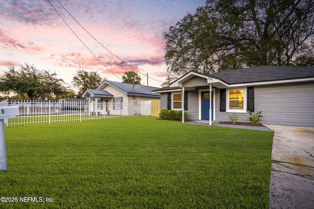 view of front of house featuring a yard