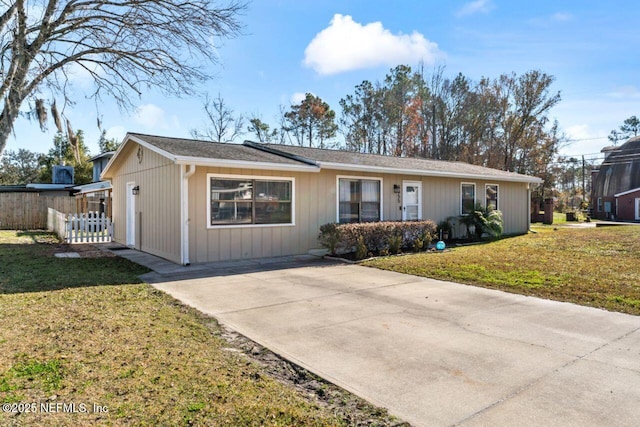 single story home featuring a front lawn