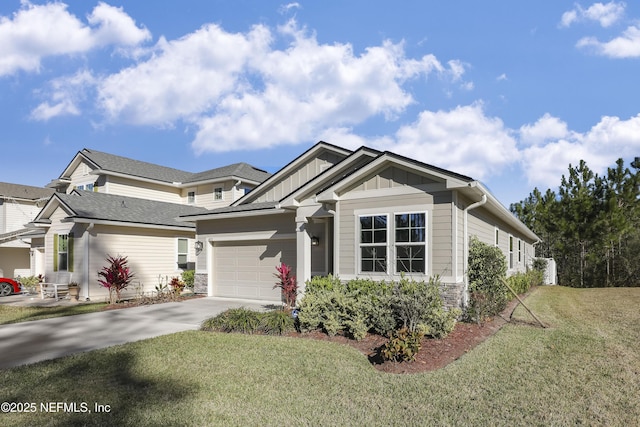 view of front of property featuring a front lawn