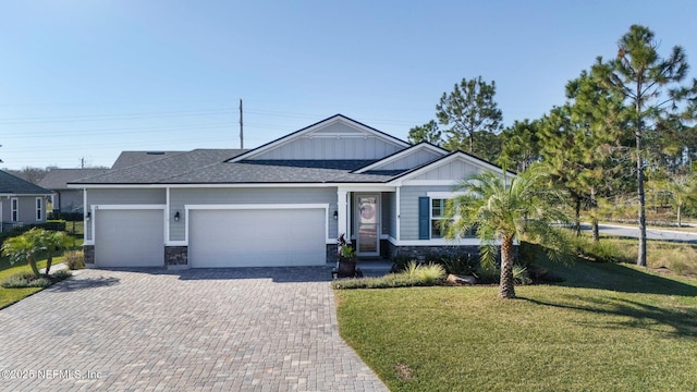 view of front facade featuring a garage and a front yard