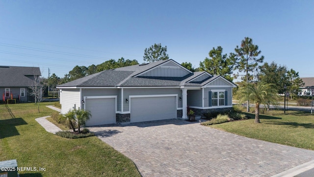 view of front of property featuring a front yard and a garage