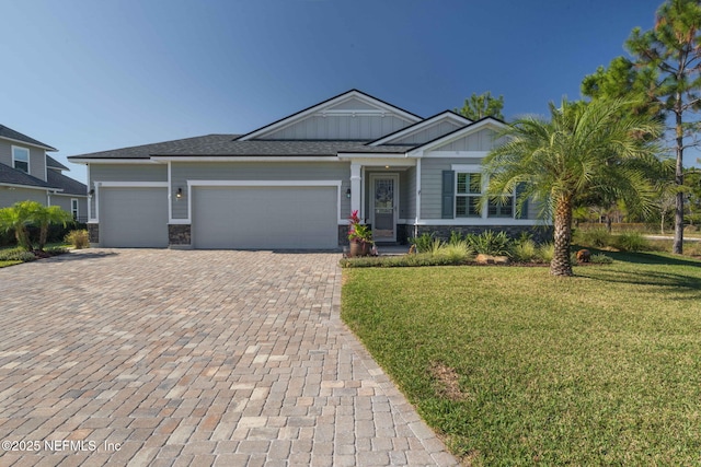 view of front of house featuring a front lawn and a garage