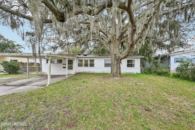 view of front of house featuring a front yard and a carport