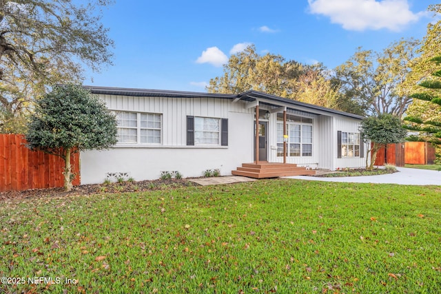 ranch-style house featuring a front lawn