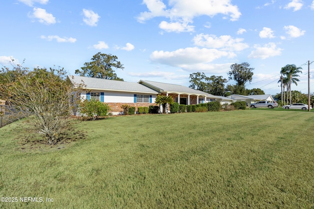 view of front facade with a front yard