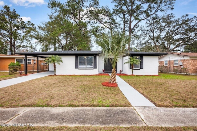 ranch-style home featuring a front lawn and a carport