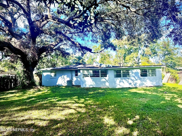 view of front of property featuring a front lawn