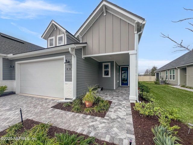 view of front facade featuring a garage and a front lawn