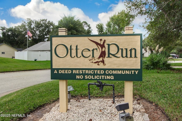 community sign with a yard