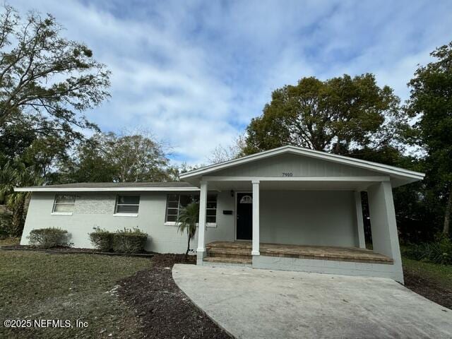 view of front of home featuring a carport and covered porch