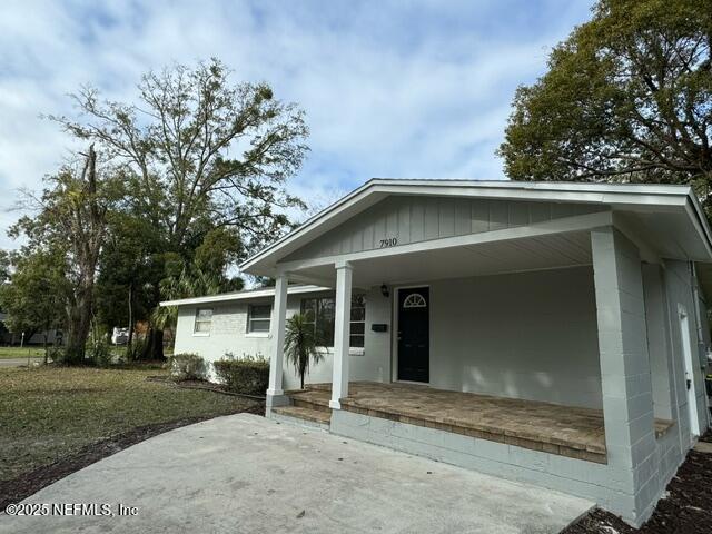 view of front of property featuring covered porch