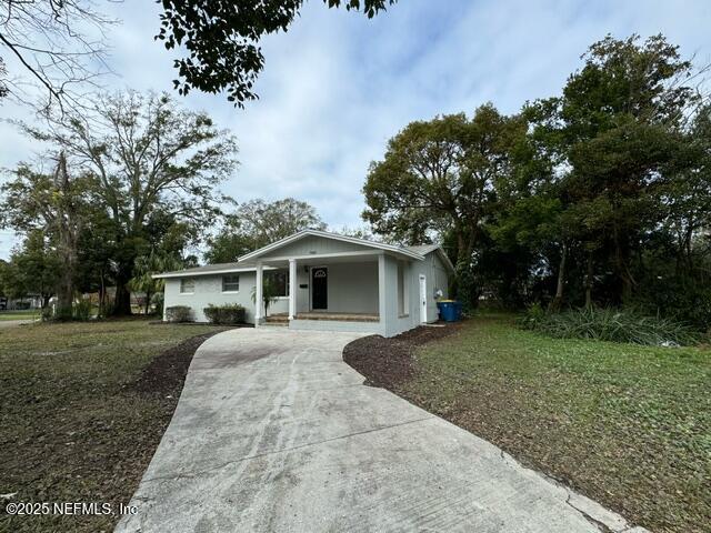 view of front of property with a front lawn