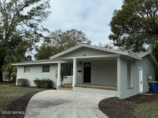 view of front of property featuring covered porch