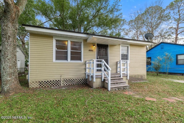 view of front of property featuring a front yard