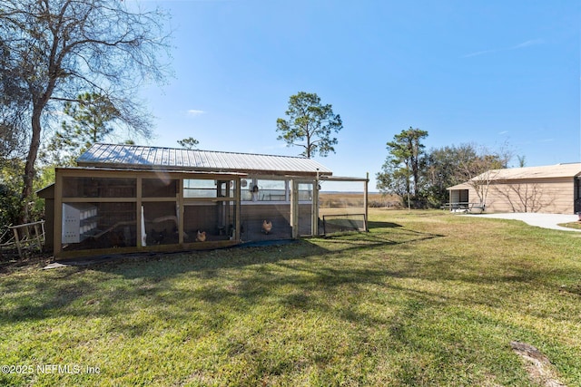 view of yard with an outbuilding