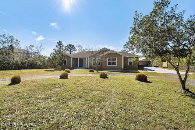 ranch-style home featuring a front lawn