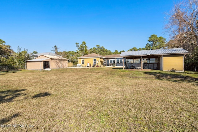 view of yard with an outbuilding