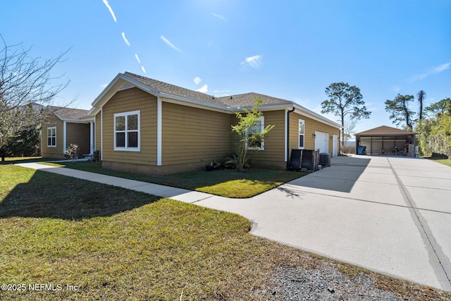 view of front of house featuring a front yard and a garage