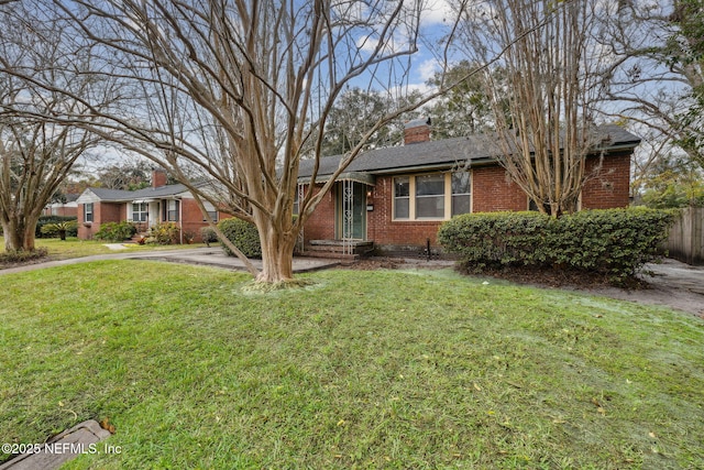 ranch-style home featuring a front lawn