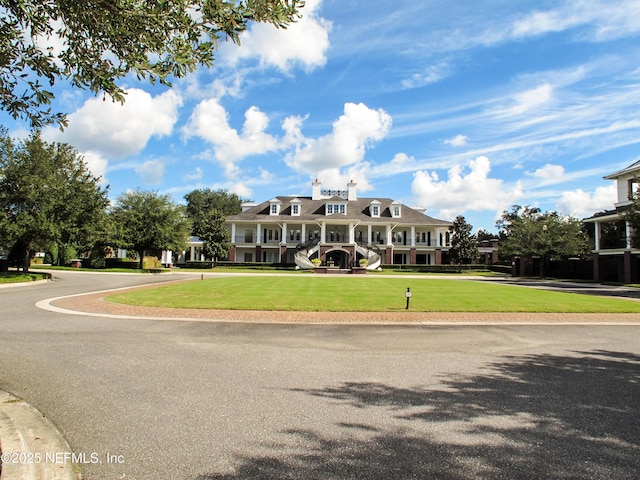 view of front of property featuring a front yard