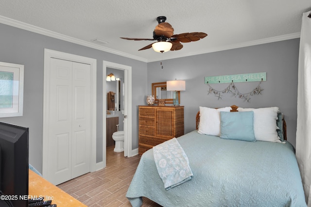 bedroom featuring ensuite bathroom, a textured ceiling, ceiling fan, and ornamental molding