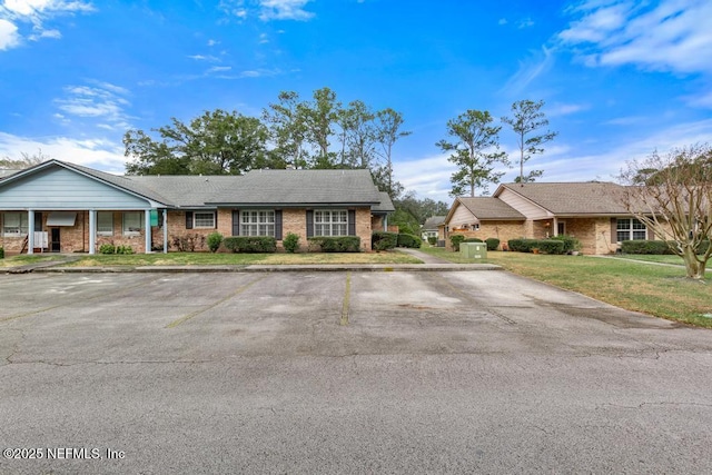 ranch-style home featuring a front lawn