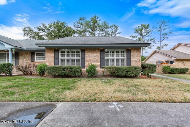 view of front of property featuring a front yard