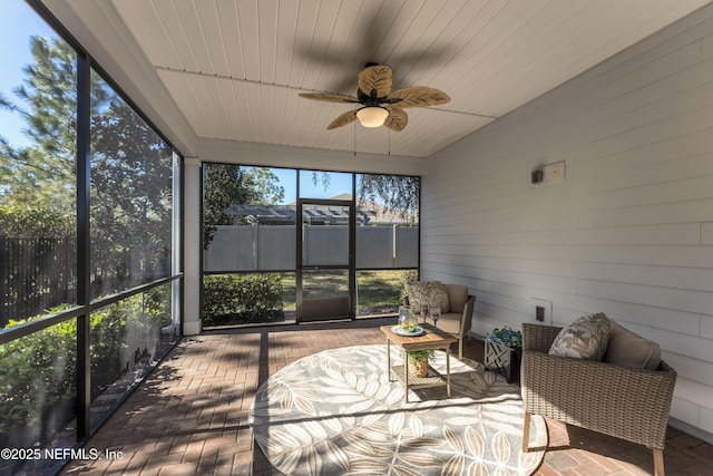 sunroom with ceiling fan