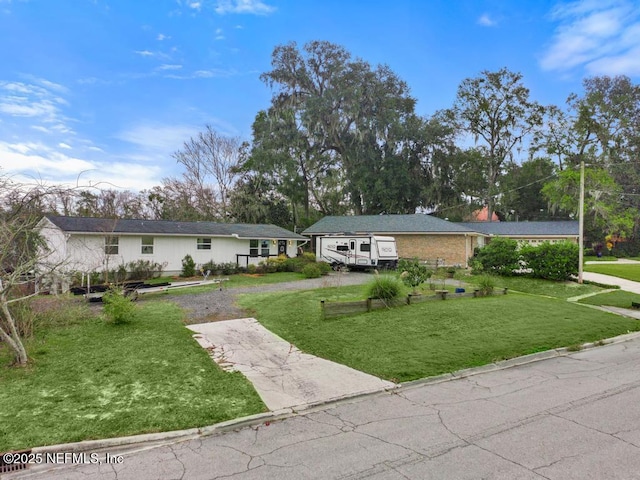 ranch-style house featuring a front lawn