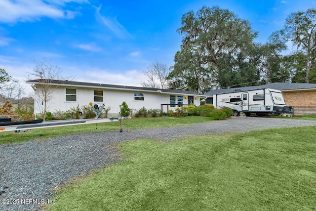 view of front facade featuring a front lawn