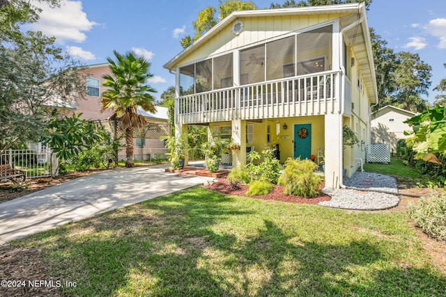 14 Ballard Ave, Saint Augustine, FL 32084 - view of front of home featuring a sunroom and driveway