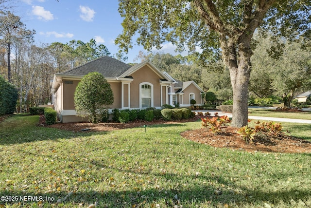 view of front facade featuring a front lawn