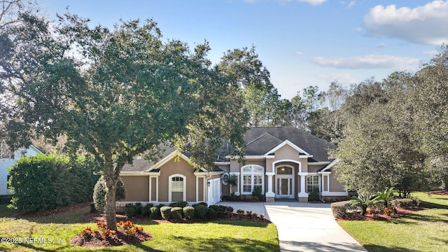 view of front of property with a front yard