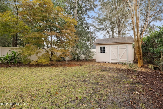 view of yard featuring a shed