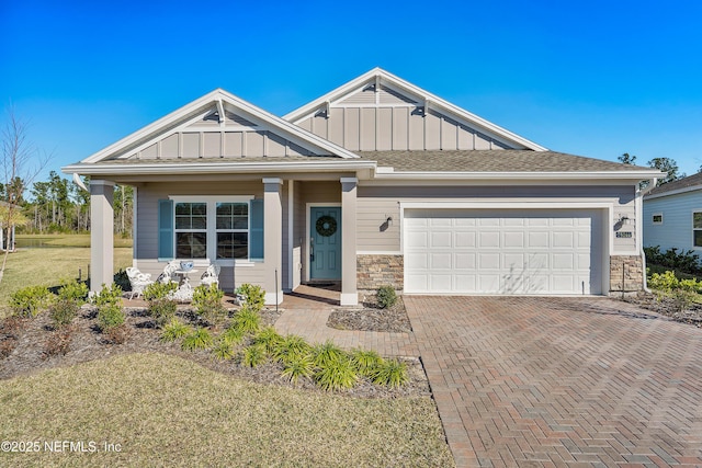 view of front facade with a garage