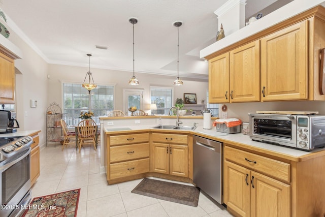 kitchen with stainless steel appliances, sink, light tile patterned flooring, kitchen peninsula, and pendant lighting