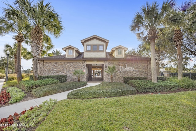 view of front of home featuring a front yard