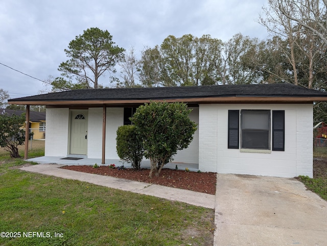 ranch-style home featuring a front lawn and a porch