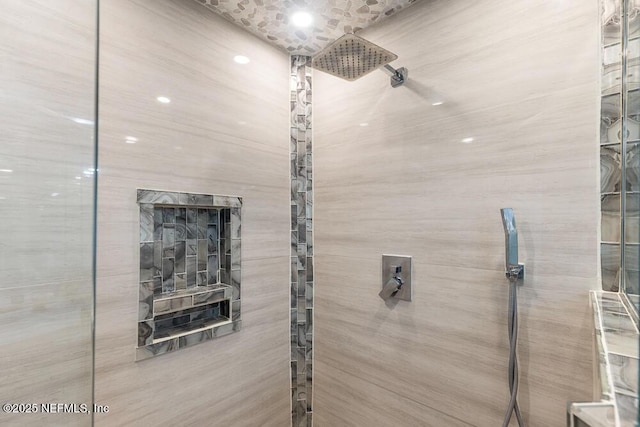 bathroom featuring a tile shower