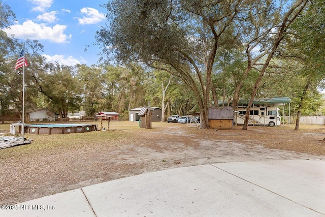 view of yard featuring a storage shed