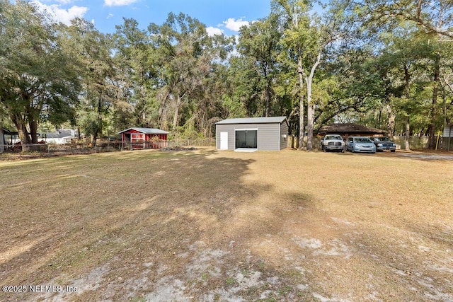 view of yard with an outbuilding