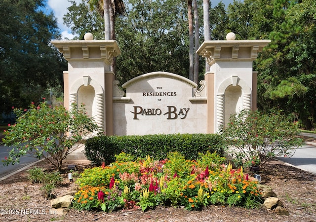 view of community / neighborhood sign